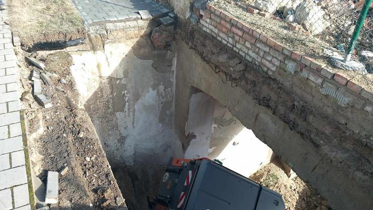 Zametací vůz, který se propadl chodníkem