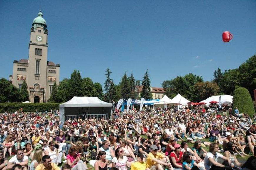 Na festivalu Mezi ploty vystoupí stovka účinkujících. Poprvé tam zahraje Lucie