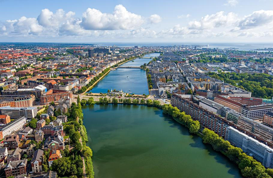 Aerialní snímek Kodaně s charakteristickými jezery Søerne, která protínají centrální části města. Ilustrační snímek