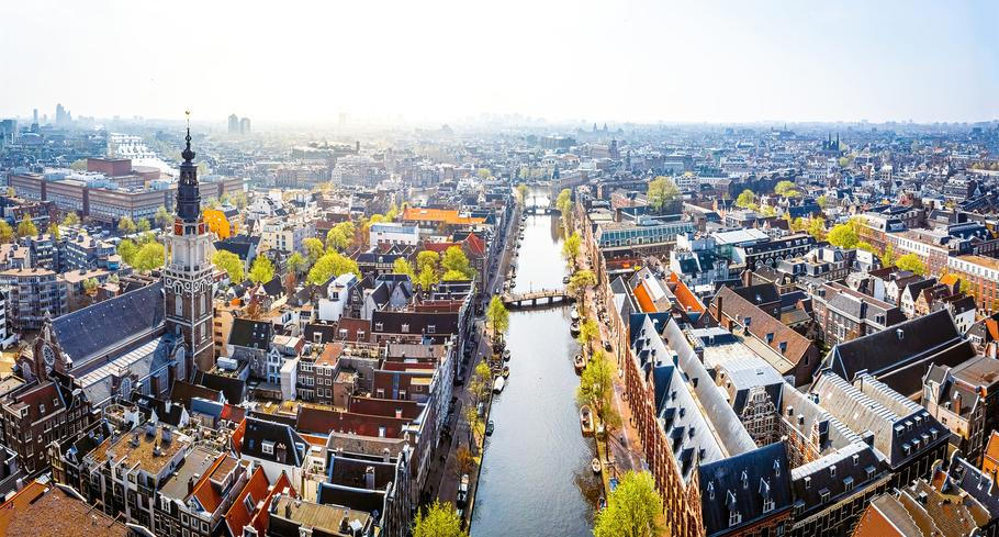 Letecký pohled na amsterdamskou Zuiderkerk a kanály, město s jedním z největších sektorů sociálního bydlení v Evropě.