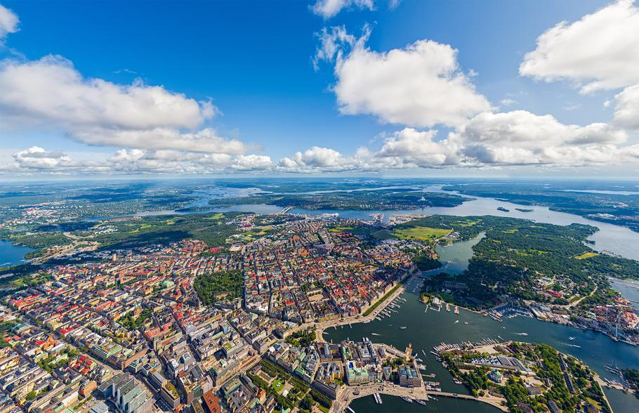 Letecký pohled na Stockholm obklopený vodou, město s rozsáhlým veřejným sektorem bydlení a extrémně dlouhými čekacími lhůtami.