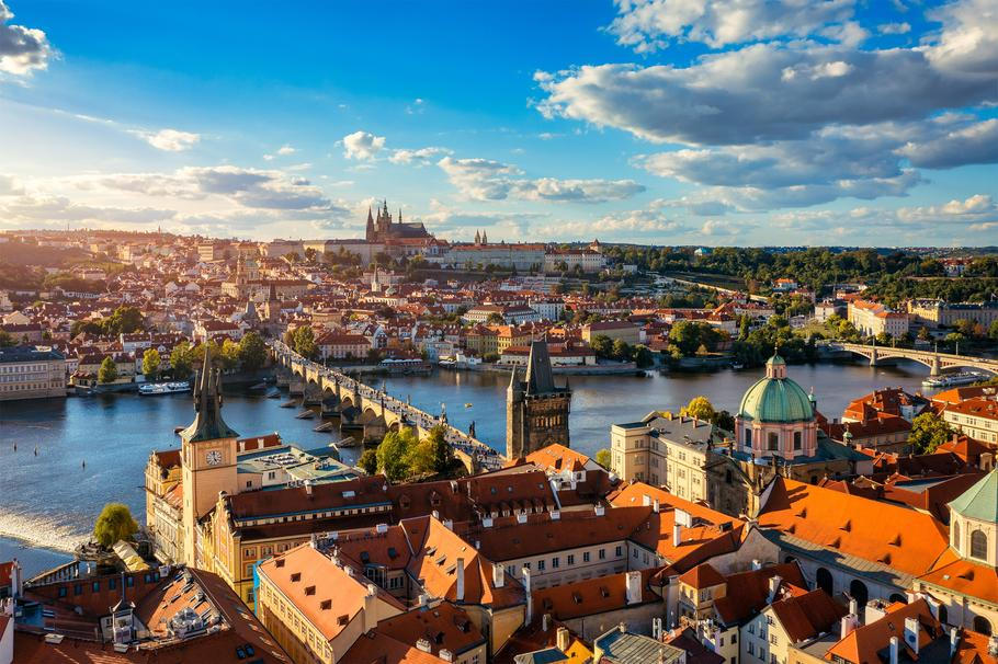 Letecký pohled na Prahu s Karlovým mostem a Pražským hradem, město s jedněmi z nejvyšších tržních nájmů ve střední Evropě.