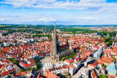Letecký pohled na Ulm s dominantní katedrálou Ulm Minster, ikonou města známého svou dlouhodobou municipální bytovou politikou.