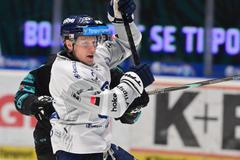 Adam Lukošik z Plzně v zápase 48. kola extraligy: s Karlovými Vary.