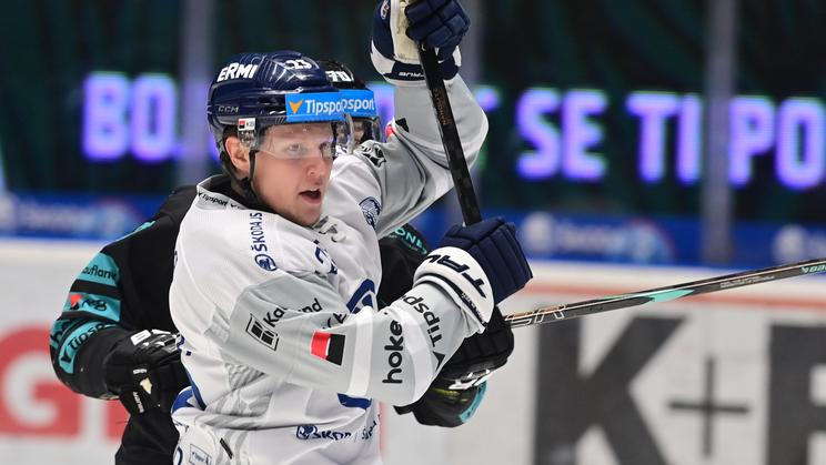 Adam Lukošik z Plzně v zápase 48. kola extraligy: s Karlovými Vary.