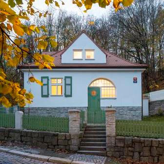 V klidné části Liberce stojí drobná vilka z roku 1914, která i přes svou krásu na první pohled působí spíše nenápadně. V Liebigově městečku ji během třetí etapy výstavby navrhl architekt Jakob Schmeissner jako elementární solitér, přičemž rekonstrukce jí vdechla zcela nový život. Příběh domku s unikátními částmi je tak možná překvapivě vrstevnatý.