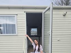 Jednatřicetiletá Katrina se vzdala nákladného bydlení v bytě a přestěhovala se do statického karavanu, díky čemuž dnes ušetří zhruba 1 000 liber měsíčně a může si dovolit pracovat méně.