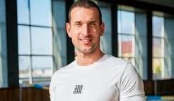 Jeho přístup nestojí jen na tvrdém tréninku, ale také na dlouhodobé práci s motivací a psychikou účastníků, kteří často bojují s nízkým sebevědomím nebo zajídáním stresu.