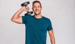 Právě proto klade důraz na postupné změny, pravidelnost a realistické cíle, které mají šanci obstát i mimo prostředí televizního pořadu. Pro mnohé z nich se tak nestává jen trenérem, ale i oporou v nejtěžších momentech, kdy mají chuť celý proces vzdát.