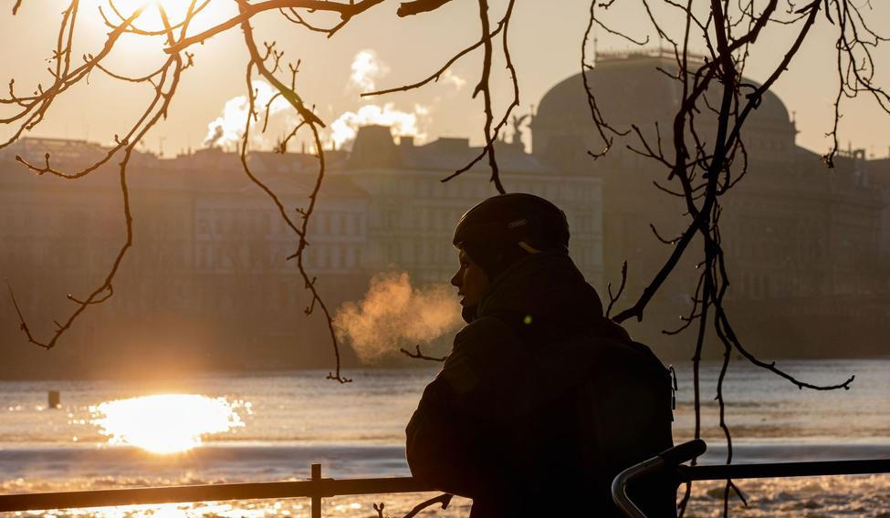 Mrazivá Praha, panorama, mráz, východ slunce, zima, počasí, ilustrační foto, Hradčany, Karlův most,