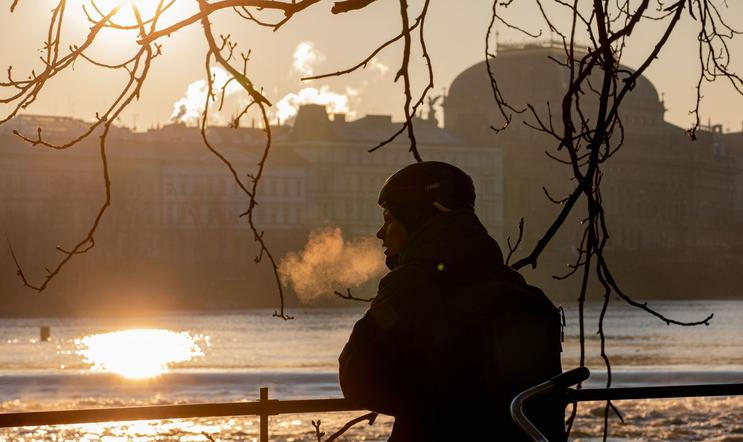 Mrazivá Praha, panorama, mráz, východ slunce, zima, počasí, ilustrační foto, Hradčany, Karlův most,
