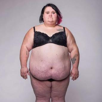 Helena vstupovala do Extrémních proměn s váhou 171 kilo, bez partnera a s pocitem, že už svůj život nedokáže změnit. Během roku ale díky tvrdé práci a podpoře týmu zhubla téměř 70 kilogramů, našla novou motivaci i lásku a dnes pomáhá k pohybu také ženám ve své obci.