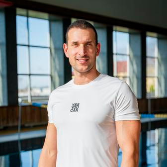 Jeho přístup nestojí jen na tvrdém tréninku, ale také na dlouhodobé práci s motivací a psychikou účastníků, kteří často bojují s nízkým sebevědomím nebo zajídáním stresu.