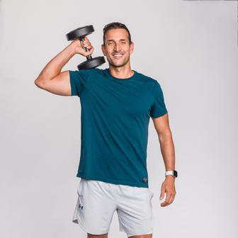 Právě proto klade důraz na postupné změny, pravidelnost a realistické cíle, které mají šanci obstát i mimo prostředí televizního pořadu. Pro mnohé z nich se tak nestává jen trenérem, ale i oporou v nejtěžších momentech, kdy mají chuť celý proces vzdát.