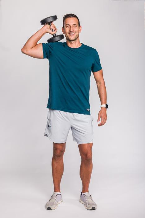 Právě proto klade důraz na postupné změny, pravidelnost a realistické cíle, které mají šanci obstát i mimo prostředí televizního pořadu. Pro mnohé z nich se tak nestává jen trenérem, ale i oporou v nejtěžších momentech, kdy mají chuť celý proces vzdát.