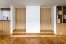 Kuchyně pak přirozeně funguje jako skutečné srdce domu, přičemž přes průchozí spíž propojuje pracovní část s obytným prostorem v přístavbě, kde se jídelna a obývací pokoj otevírají velkorysými výhledy do zahrady. Podkroví zase definují vikýře a sloupky nesoucí vaznicovou soustavu stanové střechy a severozápadní část skrývá koupelnu s tím, že jihovýchodní a jihozápadní sektor patří dětským pokojům. A v domě nechybí ani malý sklad - často opomíjená, ale důležitá součást obydlí.