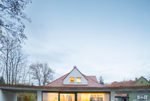 Dnes je tato stavba, kde dominuje zelená barva či dřevo, znovu plnohodnotným domovem pro čtyřčlennou rodinu a za její citlivou obnovou stojí ateliér atakarchitekti, konkrétně architektky Jana Janďourková Medlíková a Michaela Doležalová.