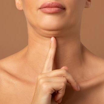 Podbradek nemusí být jen důsledkem několika sladkých hříchů navíc. Na jeho vzniku se podílí i genetika, přirozené stárnutí nebo dlouhodobé držení hlavy v předklonu – třeba při každodenním používání telefonu.