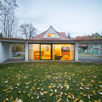 Dnes je tato stavba, kde dominuje zelená barva či dřevo, znovu plnohodnotným domovem pro čtyřčlennou rodinu a za její citlivou obnovou stojí ateliér atakarchitekti, konkrétně architektky Jana Janďourková Medlíková a Michaela Doležalová.