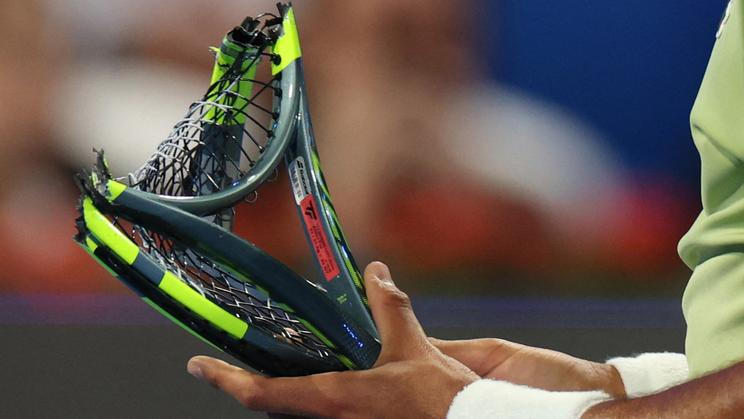 Zničená tenisová raketa - ilustrační foto