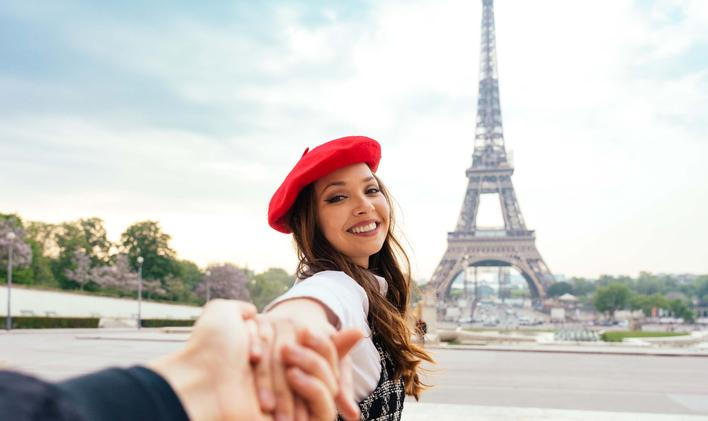 Cheerful,Happy,Couple,In,Love,Visiting,Paris,City,Centre,And