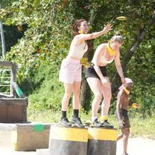 U Viviane Kerstin Terschawetz se po startu Survivoru rozjela vlna komentářů, ve kterých diváci porovnávají její „instagramový“ vzhled se syrovými záběry z ostrova a často sklouzávají k posměchu a hodnocení těla. Zároveň se v debatě objevuje i druhá strana, která připomíná vliv únavy, stresu a podmínek natáčení (a možného záměrného přibrání) a otevírá otázku, kde je hranice mezi kritikou hry a toxickým body shamingem.