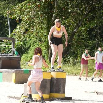 U Viviane Kerstin Terschawetz se po startu Survivoru rozjela vlna komentářů, ve kterých diváci porovnávají její „instagramový“ vzhled se syrovými záběry z ostrova a často sklouzávají k posměchu a hodnocení těla. Zároveň se v debatě objevuje i druhá strana, která připomíná vliv únavy, stresu a podmínek natáčení (a možného záměrného přibrání) a otevírá otázku, kde je hranice mezi kritikou hry a toxickým body shamingem.