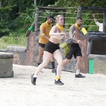 U Viviane Kerstin Terschawetz se po startu Survivoru rozjela vlna komentářů, ve kterých diváci porovnávají její „instagramový“ vzhled se syrovými záběry z ostrova a často sklouzávají k posměchu a hodnocení těla. Zároveň se v debatě objevuje i druhá strana, která připomíná vliv únavy, stresu a podmínek natáčení (a možného záměrného přibrání) a otevírá otázku, kde je hranice mezi kritikou hry a toxickým body shamingem.