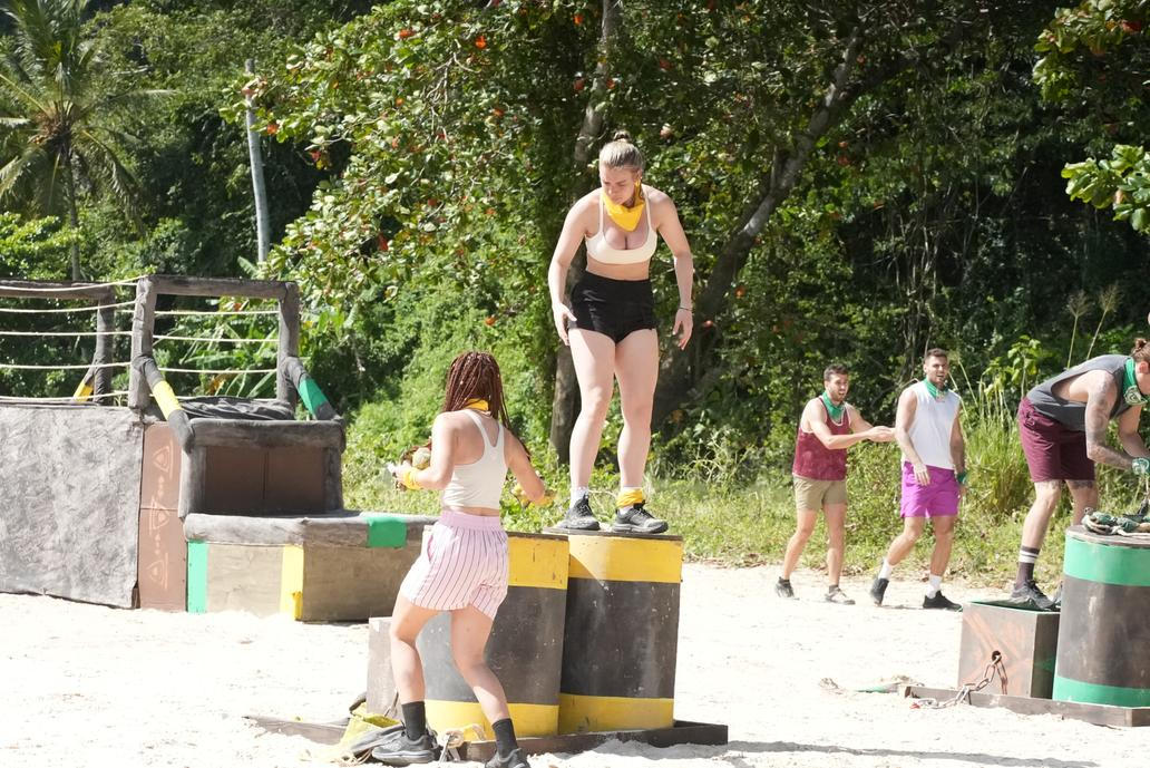 U Viviane Kerstin Terschawetz se po startu Survivoru rozjela vlna komentářů, ve kterých diváci porovnávají její „instagramový“ vzhled se syrovými záběry z ostrova a často sklouzávají k posměchu a hodnocení těla. Zároveň se v debatě objevuje i druhá strana, která připomíná vliv únavy, stresu a podmínek natáčení (a možného záměrného přibrání) a otevírá otázku, kde je hranice mezi kritikou hry a toxickým body shamingem.