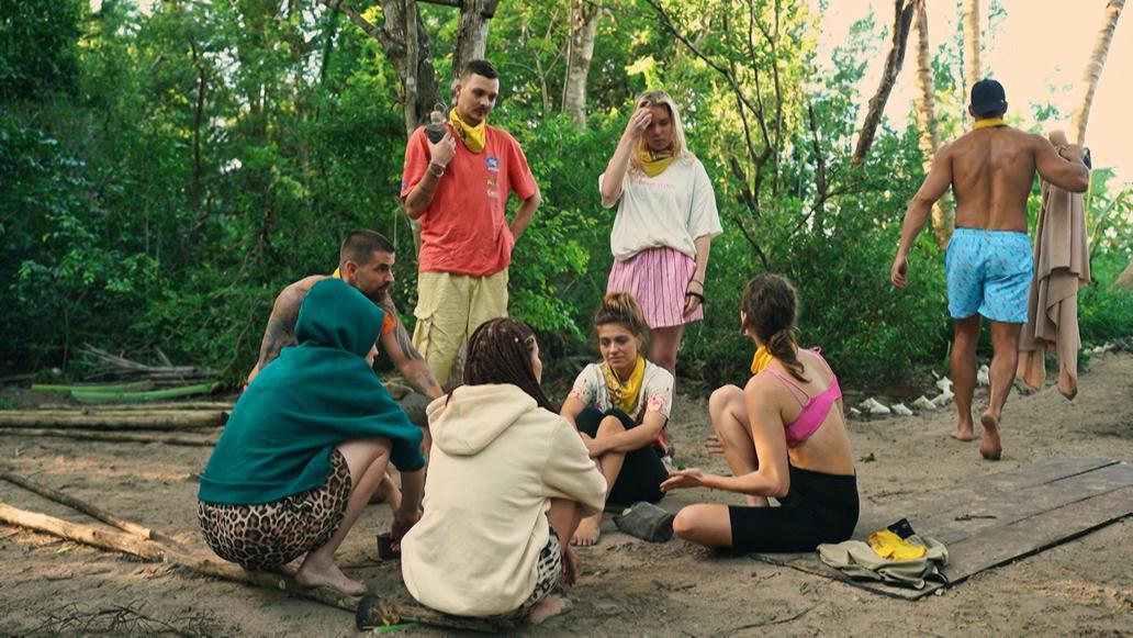 U Viviane Kerstin Terschawetz se po startu Survivoru rozjela vlna komentářů, ve kterých diváci porovnávají její „instagramový“ vzhled se syrovými záběry z ostrova a často sklouzávají k posměchu a hodnocení těla. Zároveň se v debatě objevuje i druhá strana, která připomíná vliv únavy, stresu a podmínek natáčení (a možného záměrného přibrání) a otevírá otázku, kde je hranice mezi kritikou hry a toxickým body shamingem.