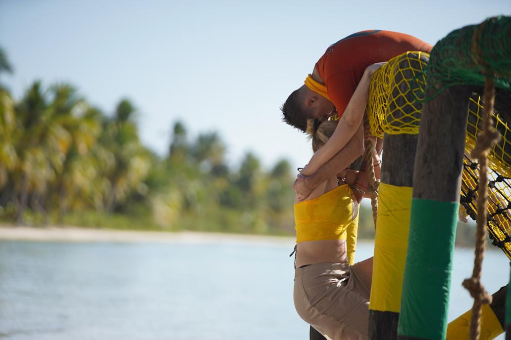 U Viviane Kerstin Terschawetz se po startu Survivoru rozjela vlna komentářů, ve kterých diváci porovnávají její „instagramový“ vzhled se syrovými záběry z ostrova a často sklouzávají k posměchu a hodnocení těla. Zároveň se v debatě objevuje i druhá strana, která připomíná vliv únavy, stresu a podmínek natáčení (a možného záměrného přibrání) a otevírá otázku, kde je hranice mezi kritikou hry a toxickým body shamingem.