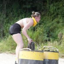 U Viviane Kerstin Terschawetz se po startu Survivoru rozjela vlna komentářů, ve kterých diváci porovnávají její „instagramový“ vzhled se syrovými záběry z ostrova a často sklouzávají k posměchu a hodnocení těla. Zároveň se v debatě objevuje i druhá strana, která připomíná vliv únavy, stresu a podmínek natáčení (a možného záměrného přibrání) a otevírá otázku, kde je hranice mezi kritikou hry a toxickým body shamingem.