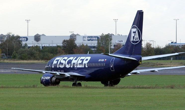 Odstavený Boeing 737 společnosti Fischer Air na letišti Ruzyně