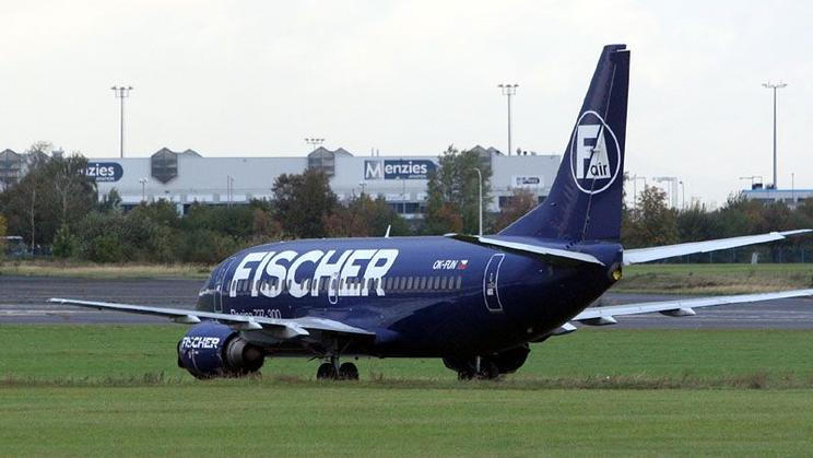 Odstavený Boeing 737 společnosti Fischer Air na letišti Ruzyně