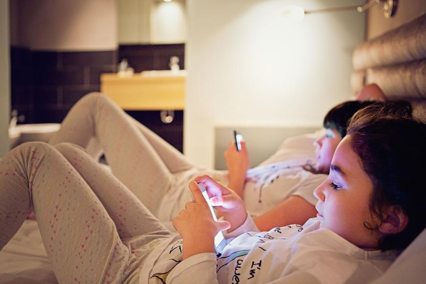 "Může to mít nevratné následky." Intimní fotky si v Česku posílají už i malé děti