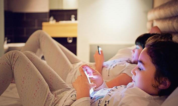 ilustrační fotografie, technologie, děti, dítě, tablet, mobil, 2017