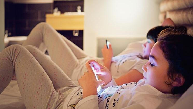 ilustrační fotografie, technologie, děti, dítě, tablet, mobil, 2017