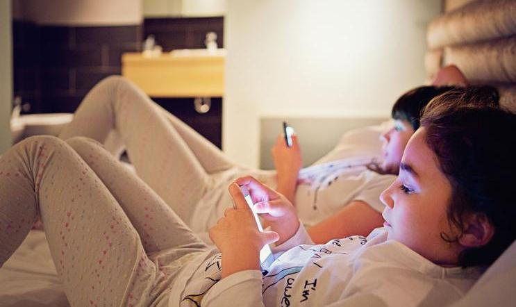 ilustrační fotografie, technologie, děti, dítě, tablet, mobil, 2017