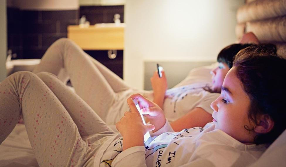 ilustrační fotografie, technologie, děti, dítě, tablet, mobil, 2017