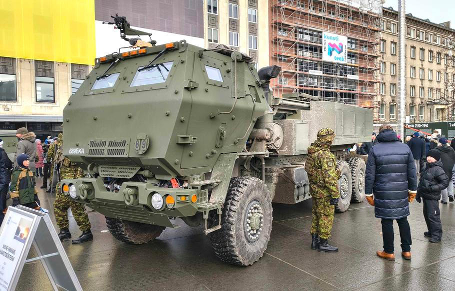 Raketomet HIMARS na vojenské přehlídce ke 108. výročí nezávislosti Estonska. 24. února 2026, Tallinn.