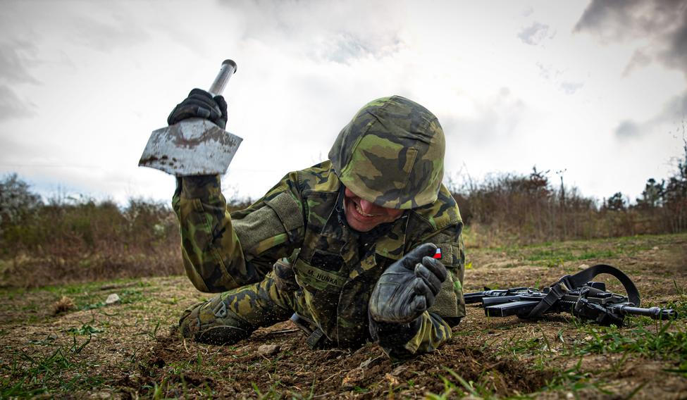 Výcvik rekrutů armády ČR ve Vyškově, téma Víkendu HN
