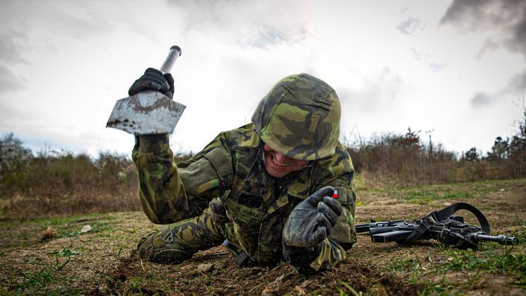 Výcvik rekrutů armády ČR ve Vyškově, téma Víkendu HN