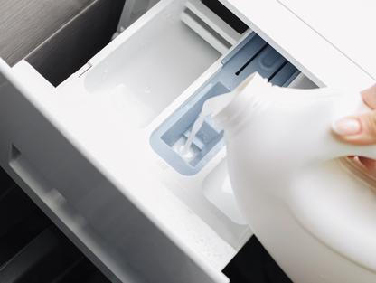 Prádlo po vyprání nevoní? Možná jen špatně používáte zásuvku na prací prostředky