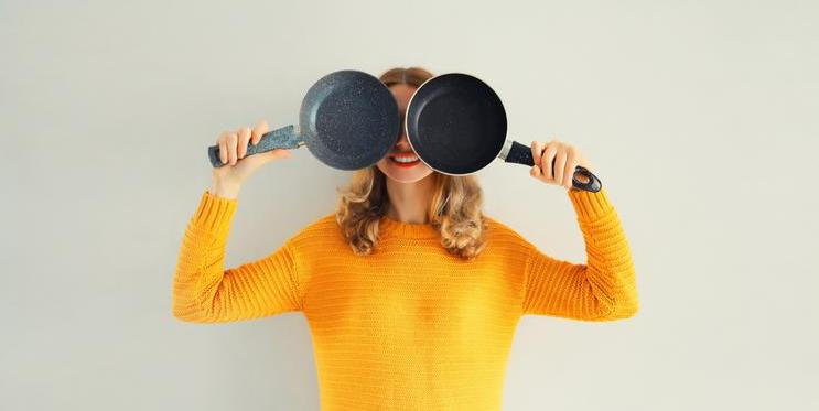 Stav a materiál pánve může při vysokých teplotách ovlivnit nejen výsledek na talíři, ale i to, co se do jídla při vaření „neviditelně“ uvolňuje.