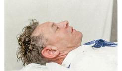 Posmrtný portrét tzv. Somertonského muže, nalezeného 1. 12. 1948 na pláži v Adelaide. Kolorováno