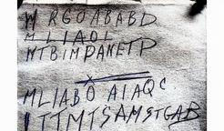 Fotografie nerozluštěné šifry nalezené r. 1949 v knize Rubáiját, klíčového důkazu v záhadném případu Somertonského muže v Austrálii. Kolorováno