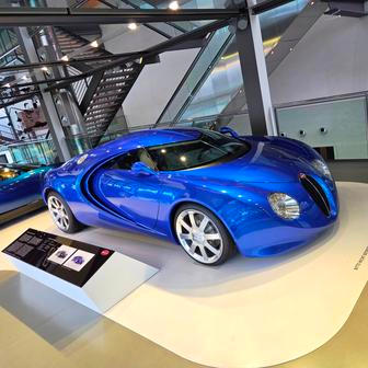 Jedná se o designový návrh možné podoby Veyronu z roku 1999, kdy se vedení koncernu VW teprve rozhodovalo o tom, jak bude po mnoha stránkách nepřekonatelný supersport vypadat.