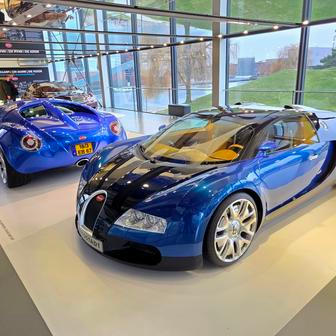 Auto je k vidění v Autostadtu ve Wolfsburgu a vedle něj stojí i prototyp pozdější sériové verze Veyronu.