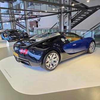 Nakonec ale auto dostalo v průběhu roku 2000 šestnáctiválec, který bylo možné dostat na požadovanou metu 1001 koní, protože jej šlo opatřit čtveřicí turbodmychadel.