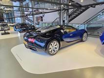 Nakonec ale auto dostalo v průběhu roku 2000 šestnáctiválec, který bylo možné dostat na požadovanou metu 1001 koní, protože jej šlo opatřit čtveřicí turbodmychadel.